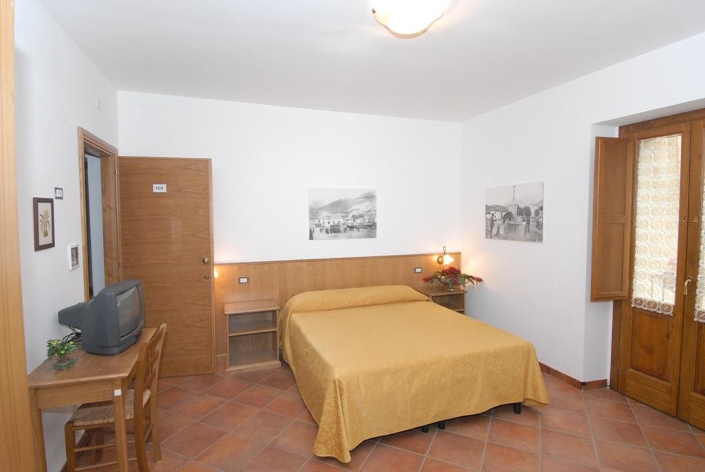 Le Antiche Torri Panzió Pescasseroli Szoba fotó